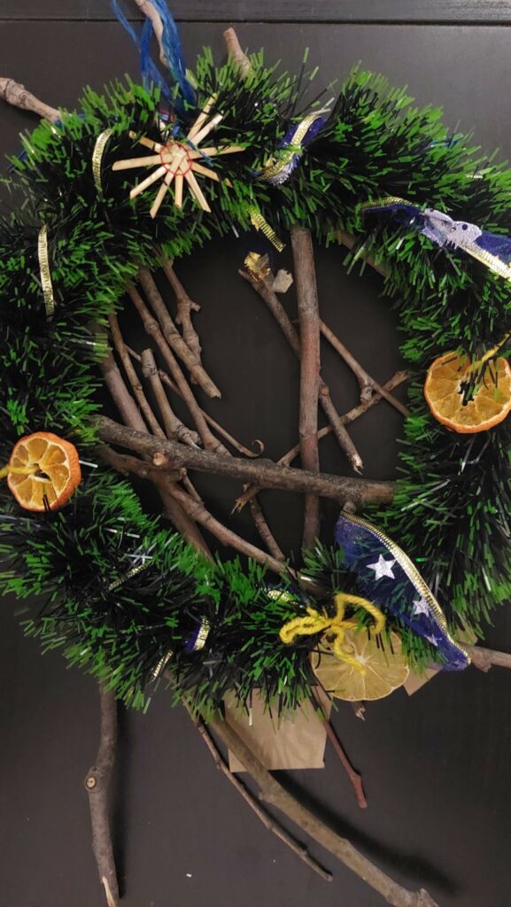 nachhaltiges Weihnachtsbasteln mit Stöckchen und Orangenscheiben