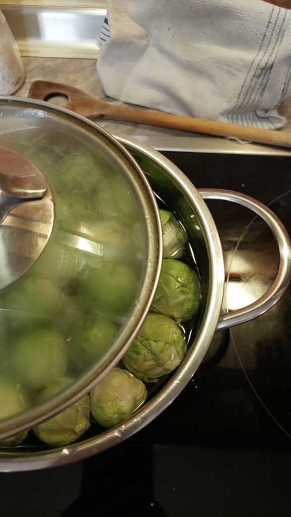 Im gesalzenen Wasser Rosenkohl kochen