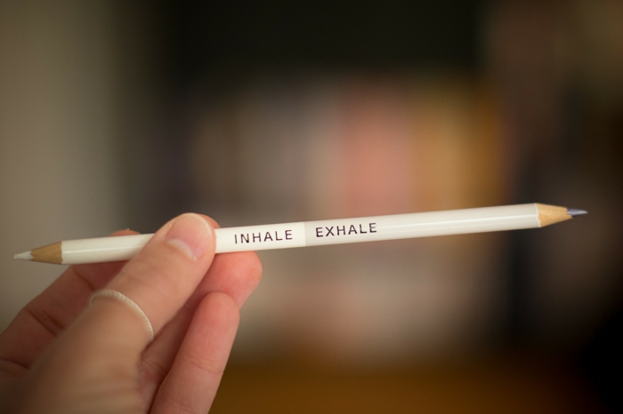 Bleistift mit Einatmen und Ausatmen