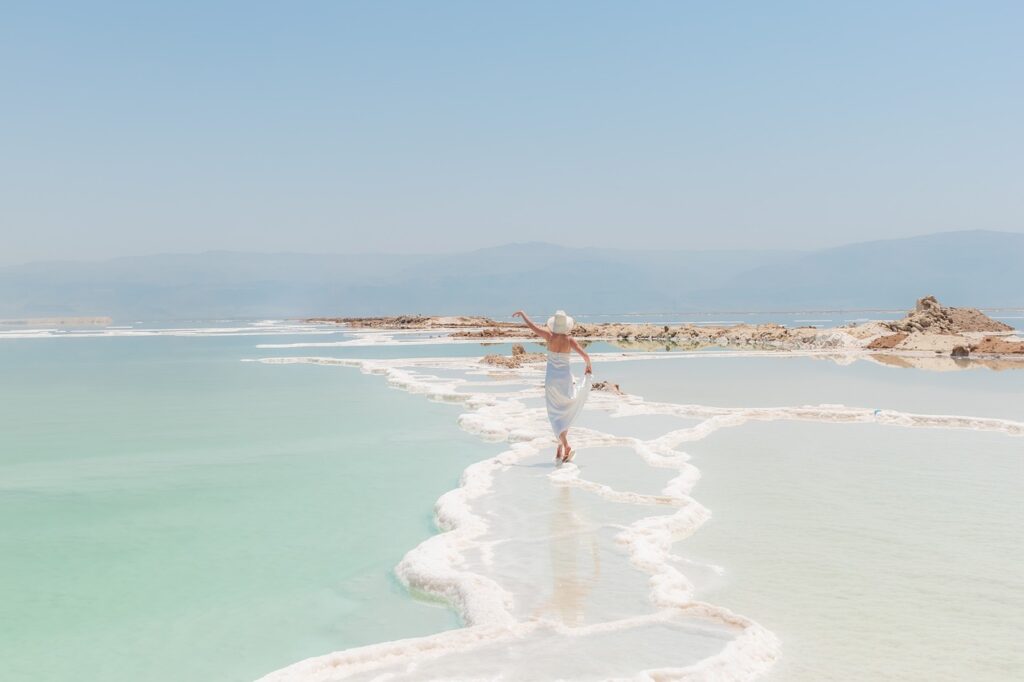 Frau spaziert am Strand