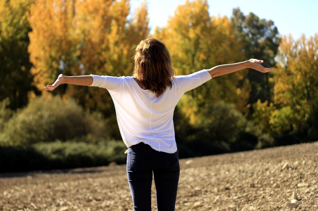 junge Frau in der herbstlichen Natur
