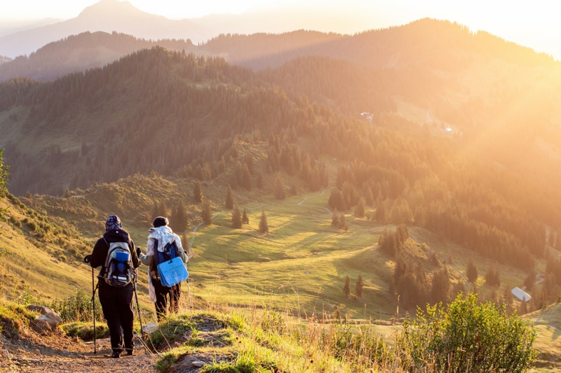 Ein Liebespaar wandert in der Natur