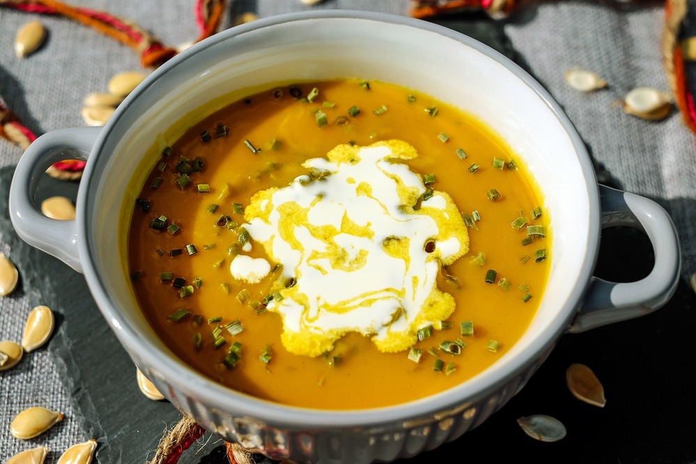 cremige Kürbissuppe mit Kokosmilch und veganer Sahne