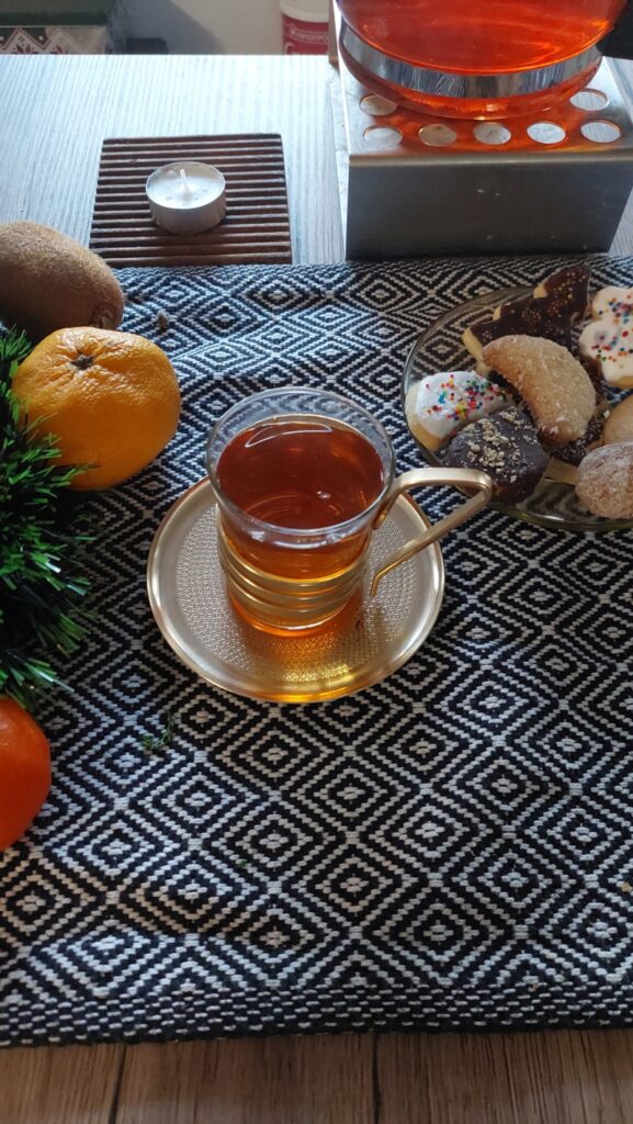Glas selbst gemachter Wintertee am Weihanchten